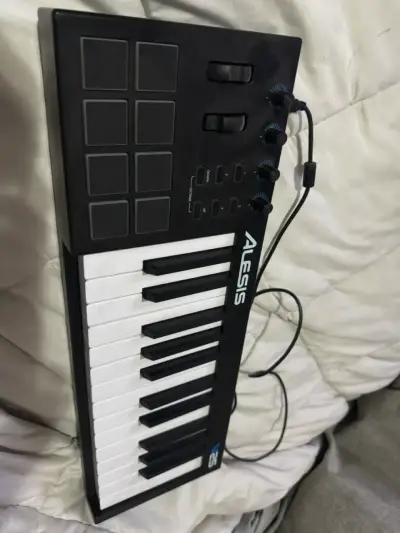 Controlador MIDI Alesis V25 con 25 teclas - miniatura 4