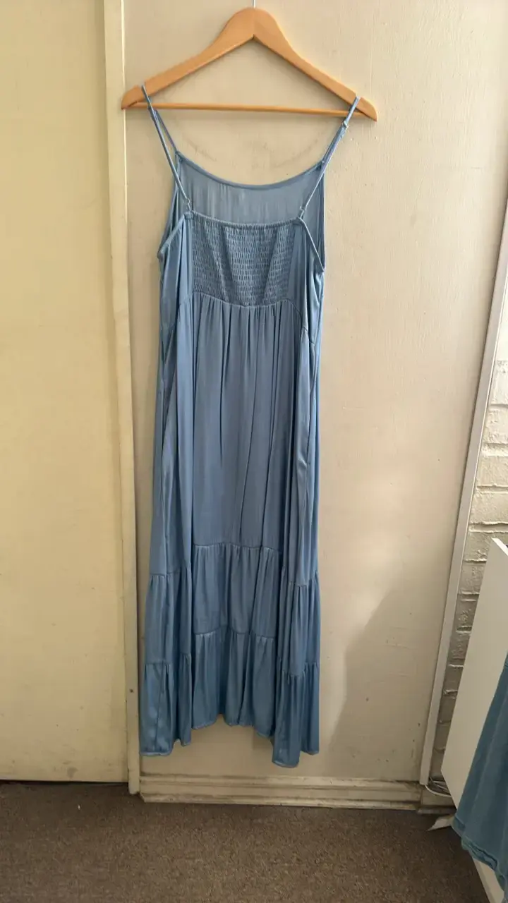 Vestido largo azul con tirantes - 2