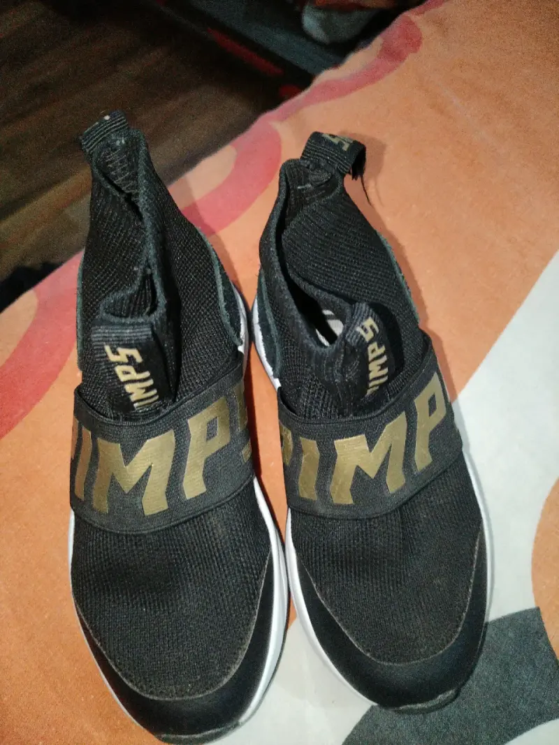 Zapatillas deportivas negras con diseño moderno - 1