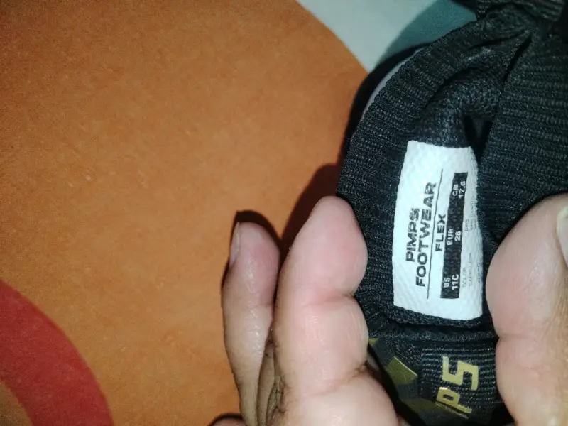 Zapatillas deportivas negras con diseño moderno - 2