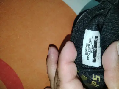 Zapatillas deportivas negras con diseño moderno - miniatura 2