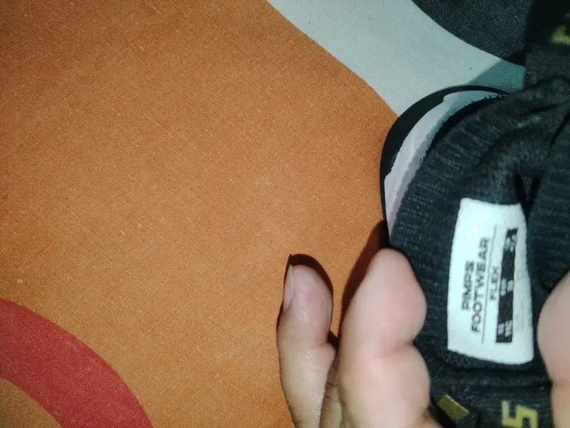 Zapatillas deportivas negras con diseño moderno - 3