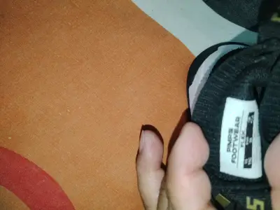 Zapatillas deportivas negras con diseño moderno - miniatura 3