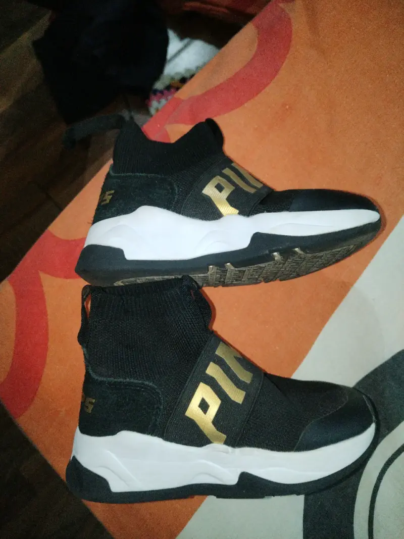 Zapatillas deportivas negras con diseño moderno - 4