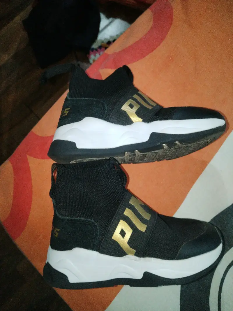 Zapatillas deportivas negras con diseño moderno - 5
