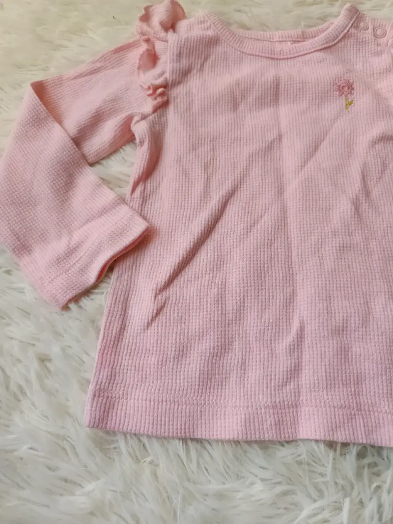 Polera rosada de niña con volantes - 2