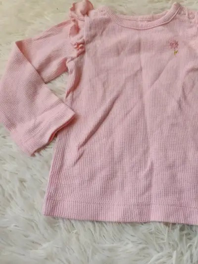 Polera rosada de niña con volantes - miniatura 2