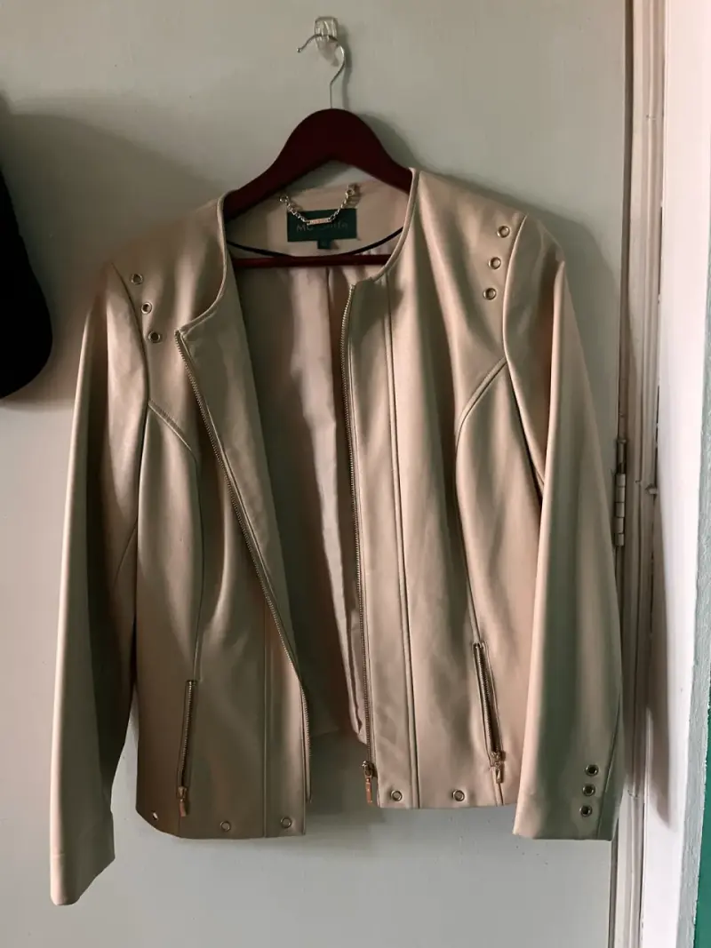 Chaqueta de cuero beige con detalles metálicos - 1