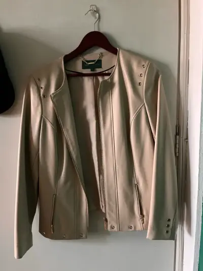 Chaqueta de cuero beige con detalles metálicos - miniatura 1
