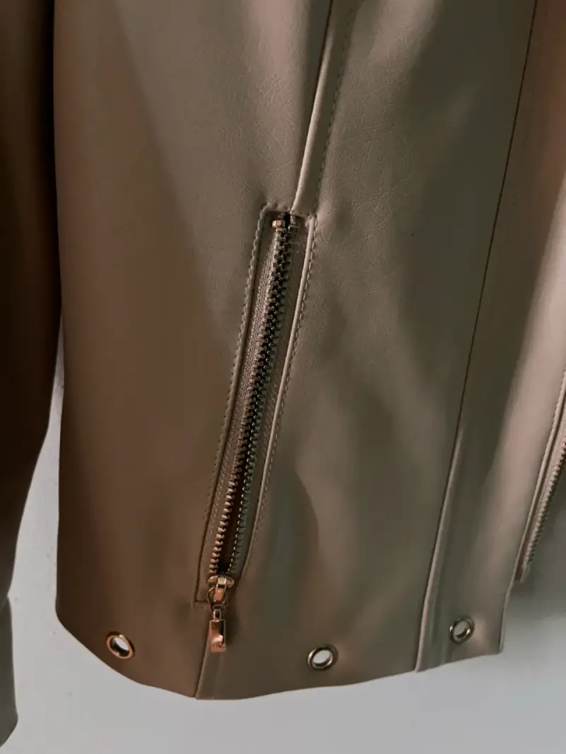 Chaqueta de cuero beige con detalles metálicos - 2