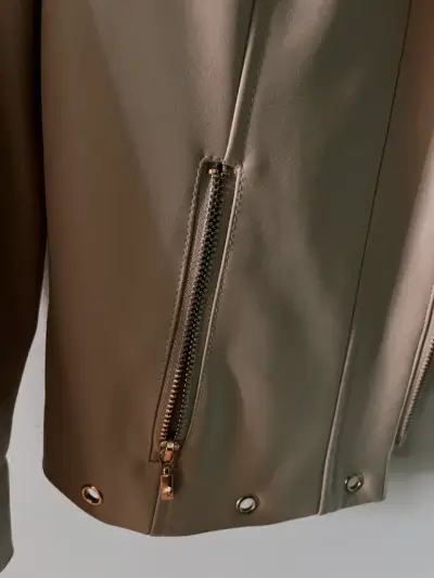 Chaqueta de cuero beige con detalles metálicos - miniatura 2