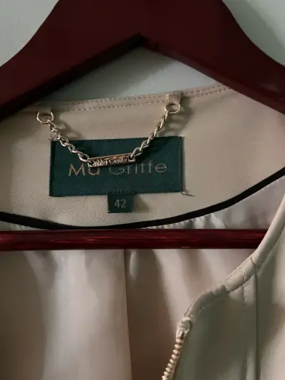 Chaqueta de cuero beige con detalles metálicos - miniatura 3