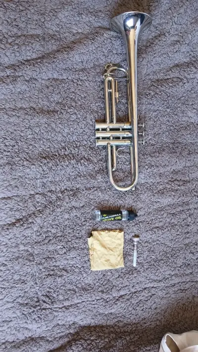 Trompeta plateada con accesorios incluidos - miniatura 1
