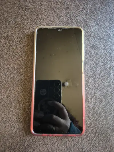 Smartphone con triple cámara trasera - miniatura 1