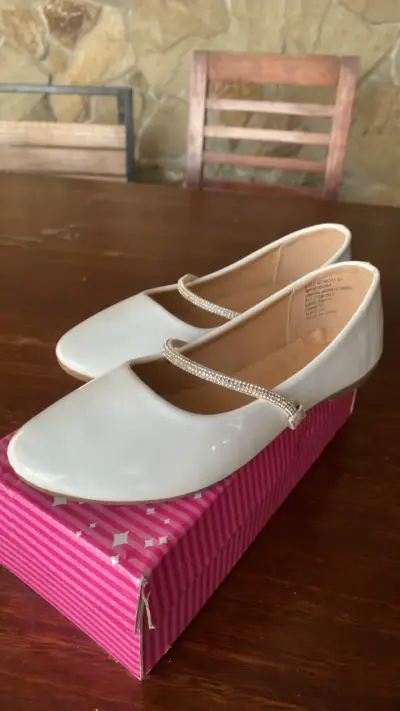Zapatos planos blancos con correa brillante - miniatura 1