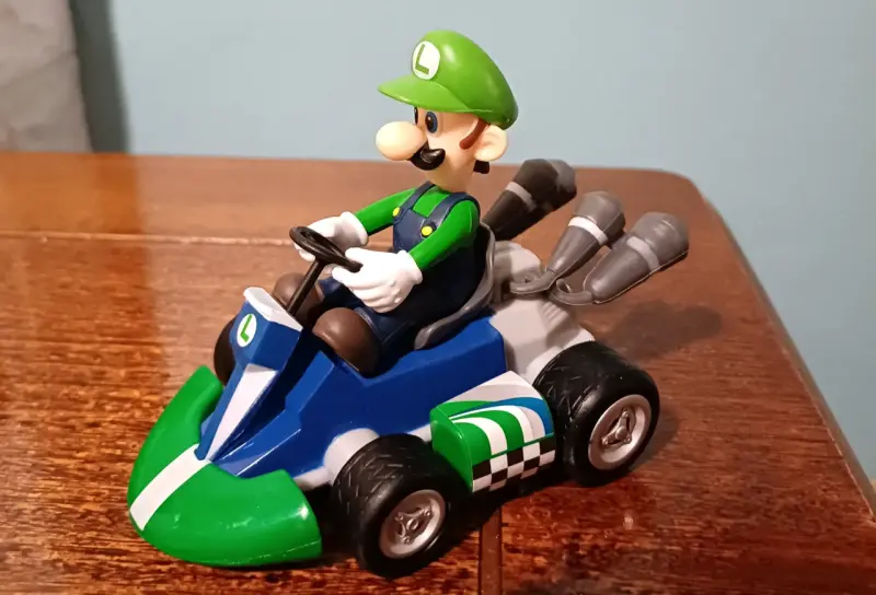 Figura de juguete Luigi en kart