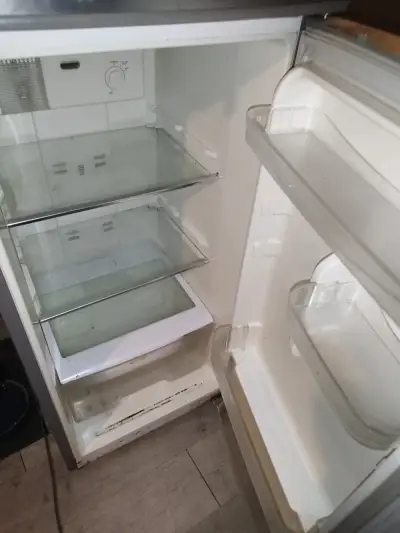 Refrigerador compacto en buen estado - miniatura 1
