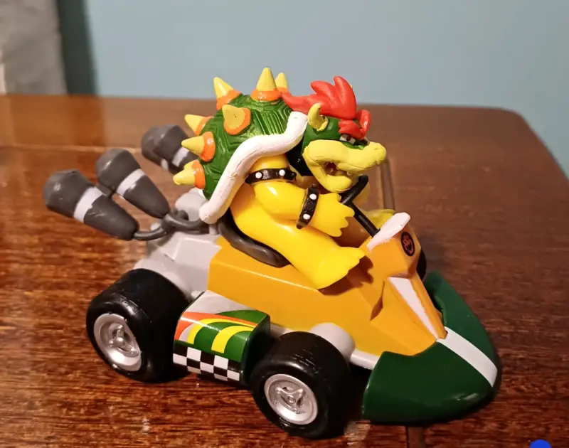 Figura de Bowser en kart