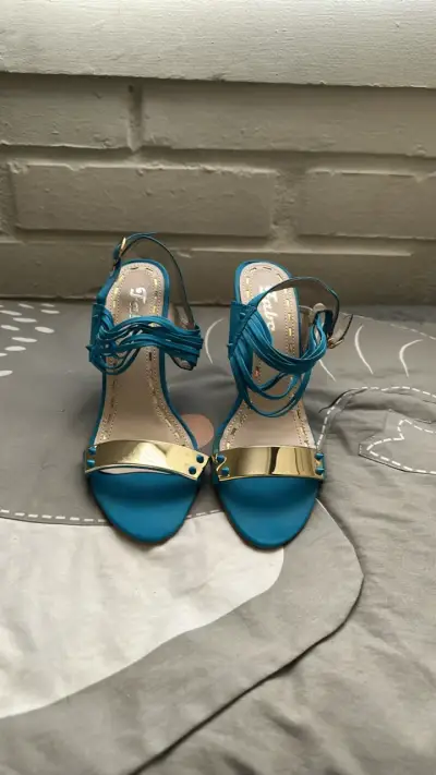 Sandalias de tacón azul con detalles dorados - miniatura 1