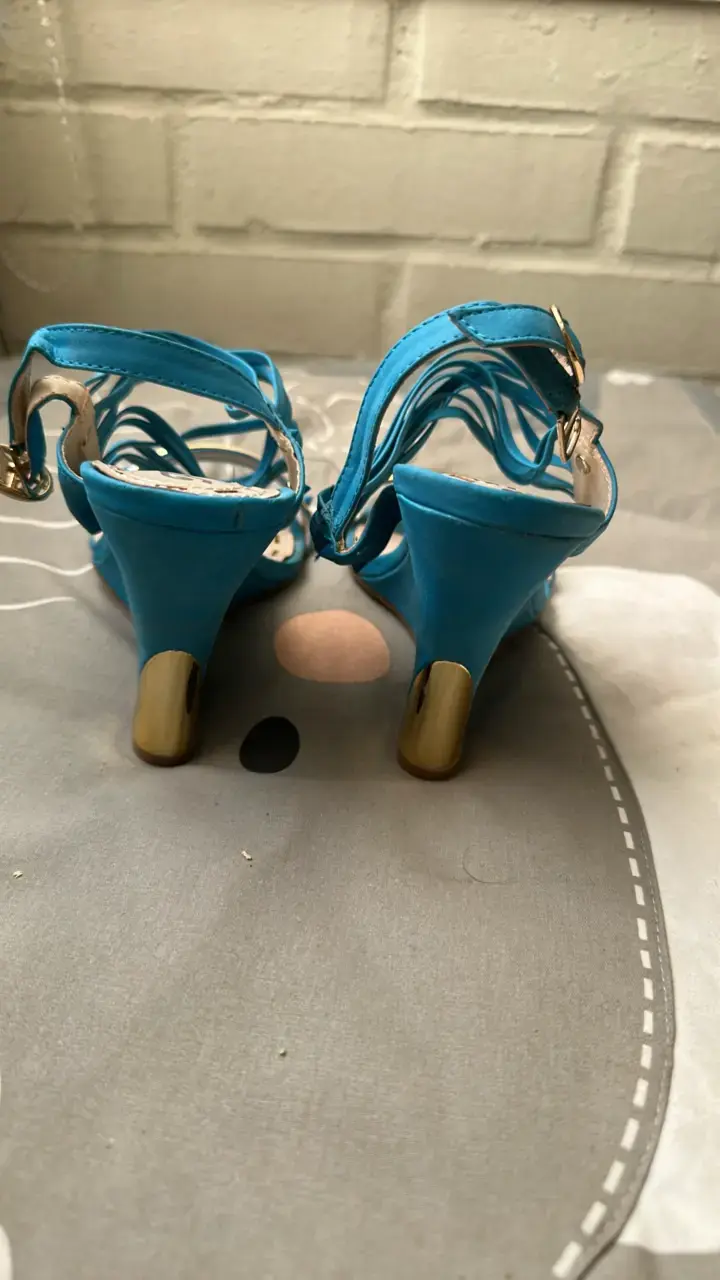 Sandalias de tacón azul con detalles dorados - 2