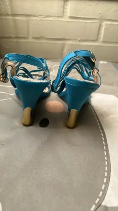 Sandalias de tacón azul con detalles dorados - miniatura 2