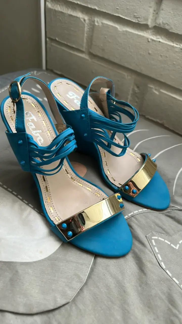 Sandalias de tacón azul con detalles dorados - 3