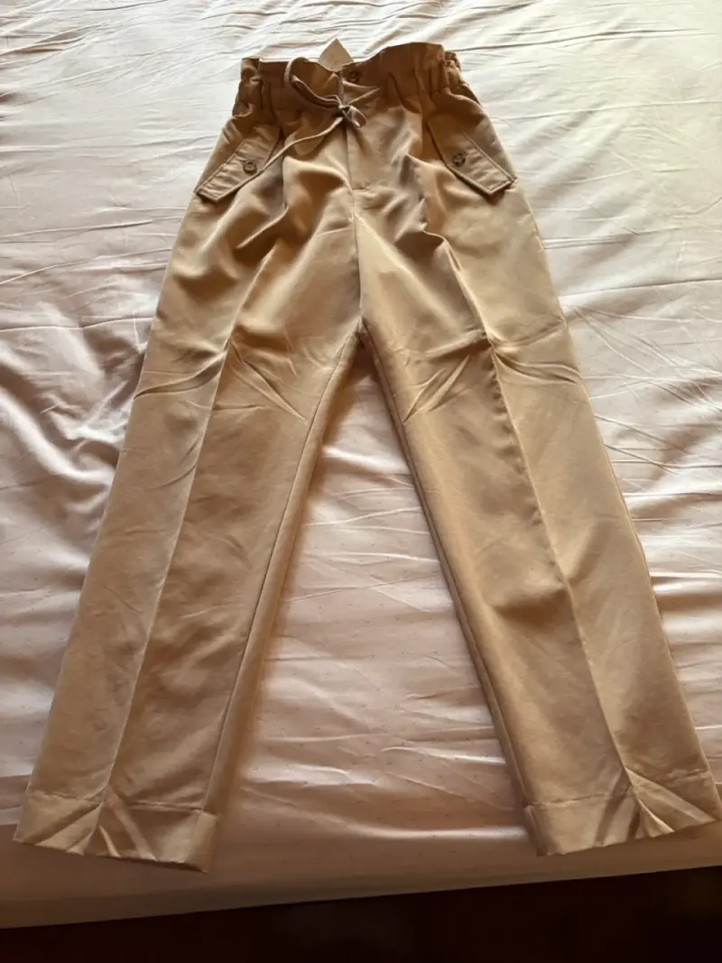 Pantalones de lino beige con bolsillos laterales - 1