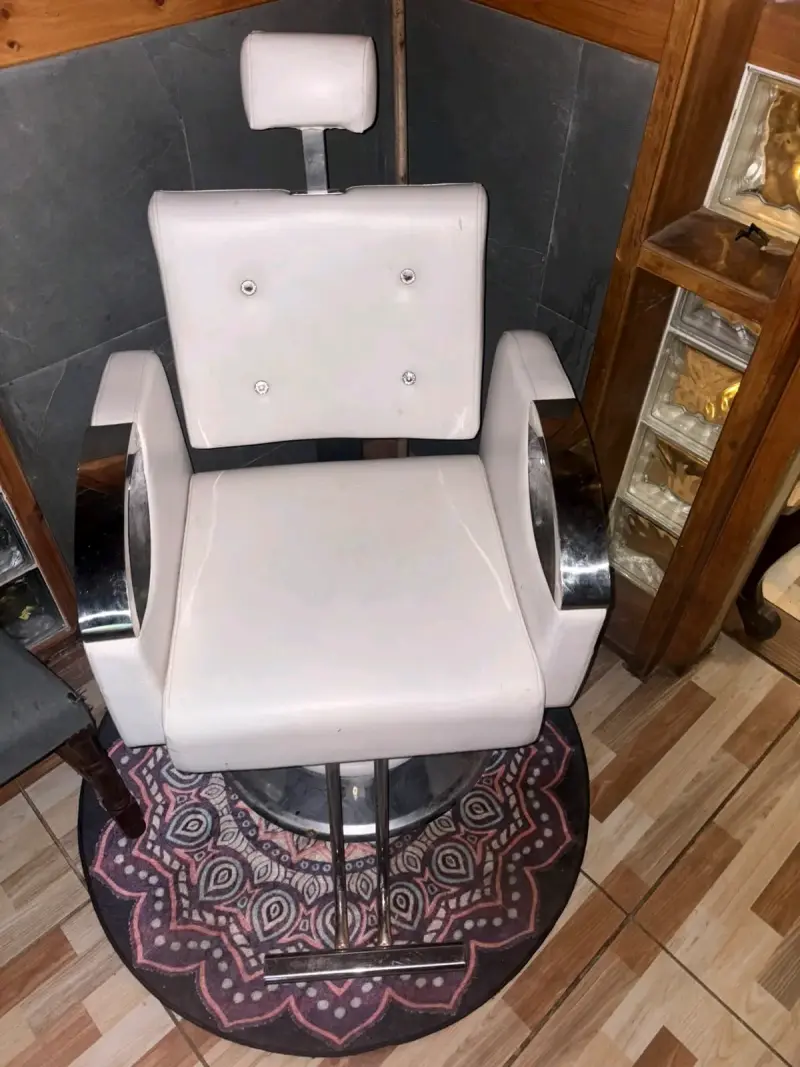 Silla de peluquería blanca con reposacabezas - 1