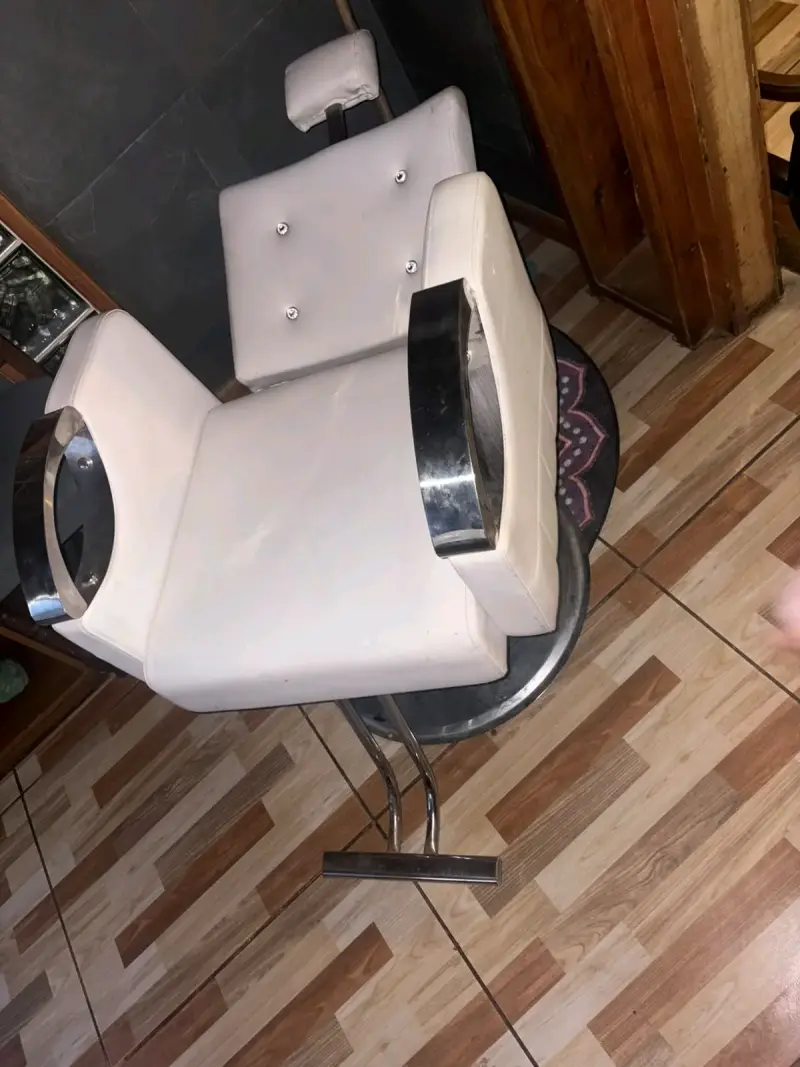 Silla de peluquería blanca con reposacabezas - 2