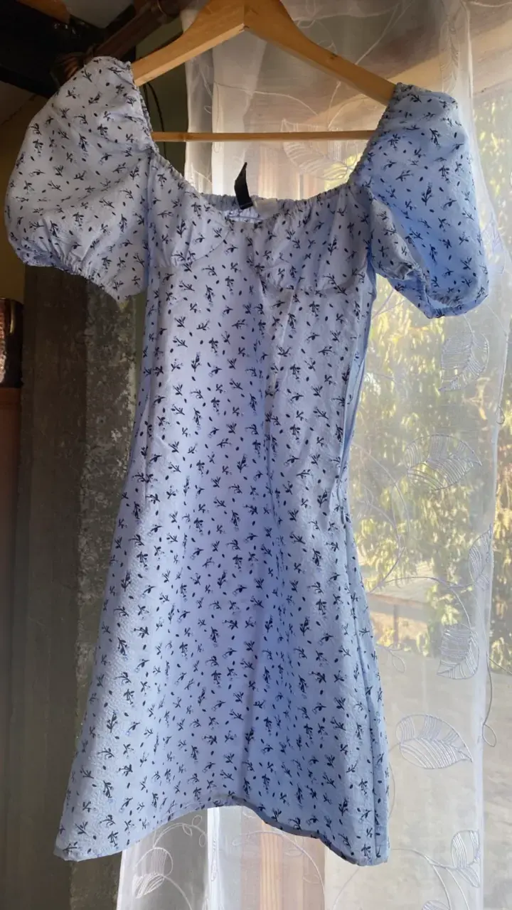 Vestido corto floral azul con mangas abullonadas - 1