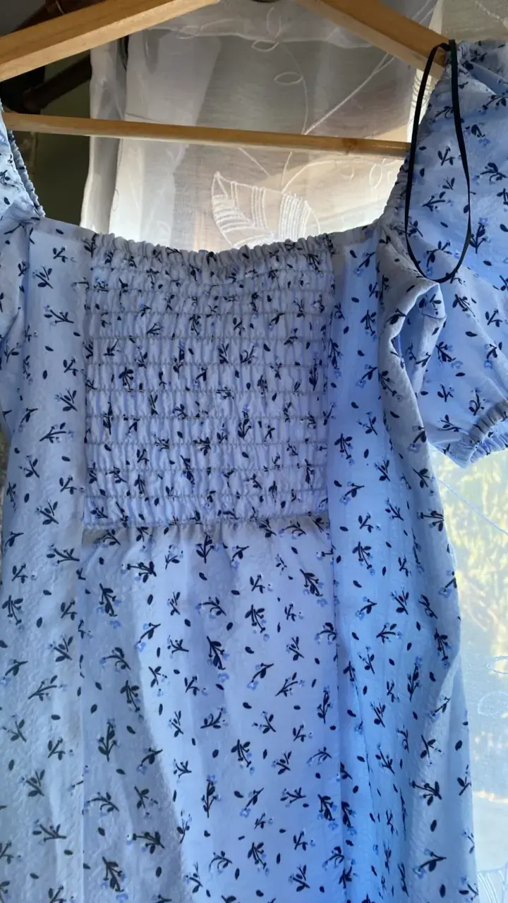 Vestido corto floral azul con mangas abullonadas - 5