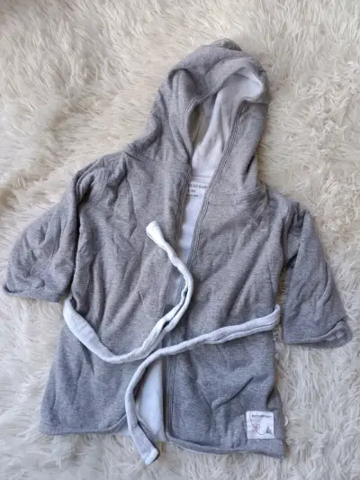 Bata de bebé gris con capucha - miniatura 1