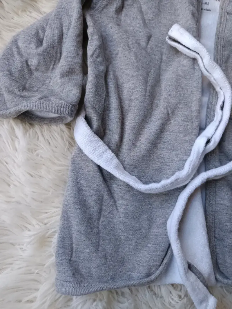 Bata de bebé gris con capucha - 2