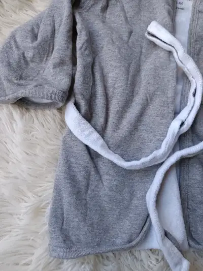 Bata de bebé gris con capucha - miniatura 2