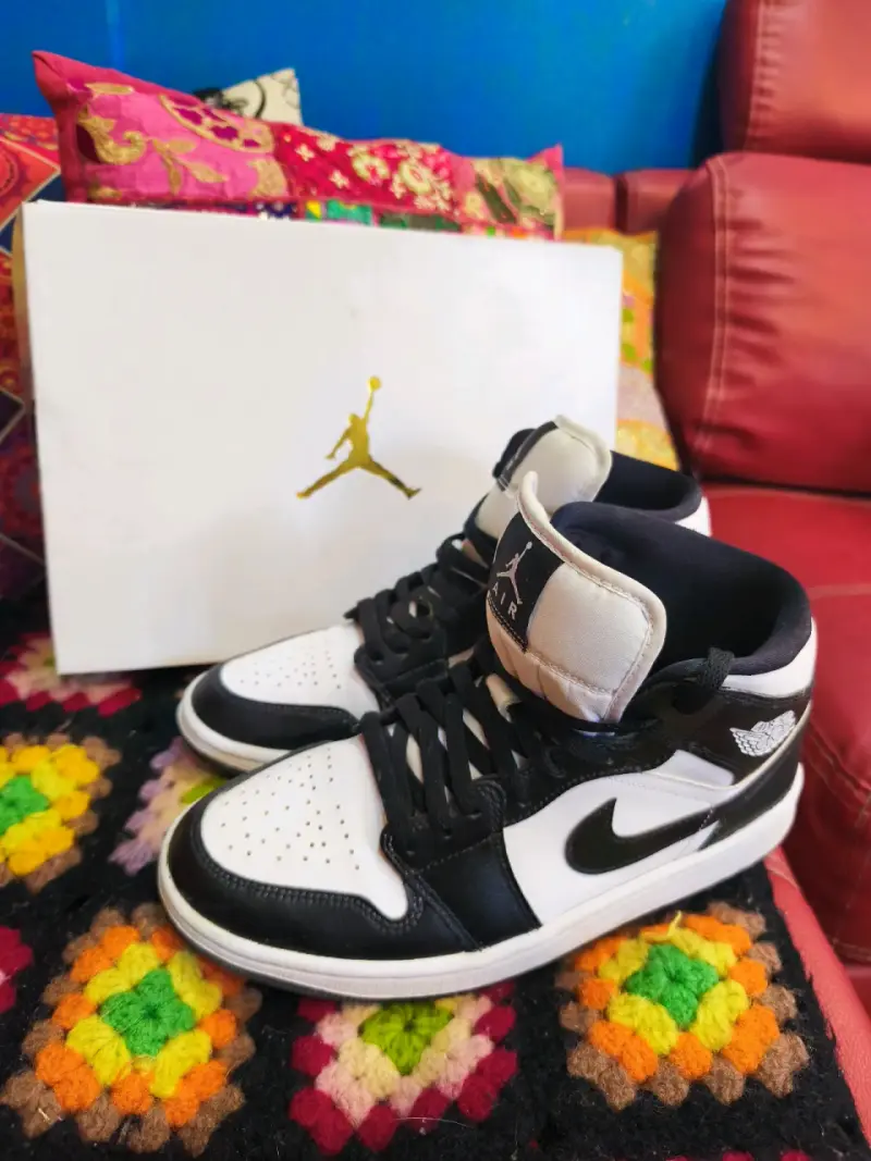 Zapatillas Nike Air Jordan blancas y negras - 1