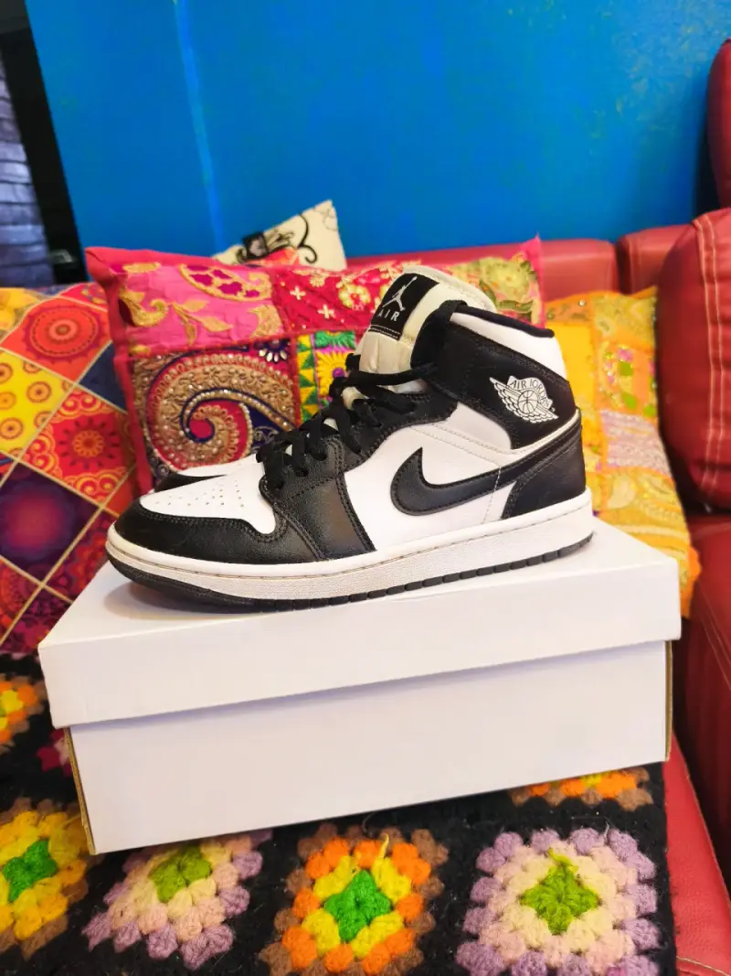 Zapatillas Nike Air Jordan blancas y negras - 3