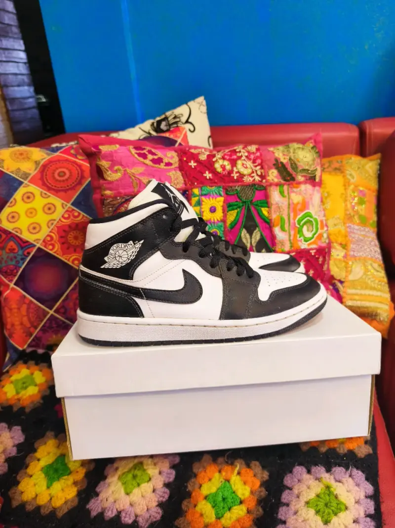 Zapatillas Nike Air Jordan blancas y negras - 4