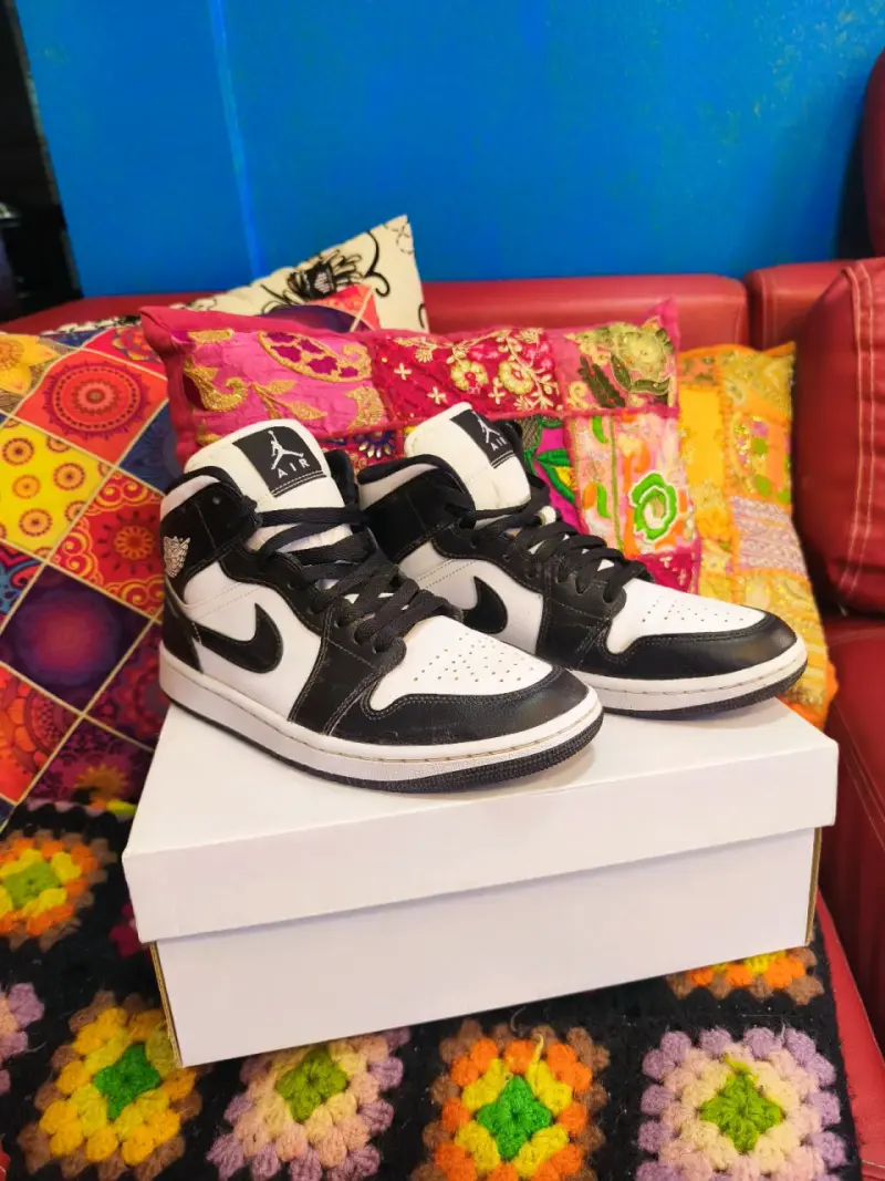 Zapatillas Nike Air Jordan blancas y negras - 5