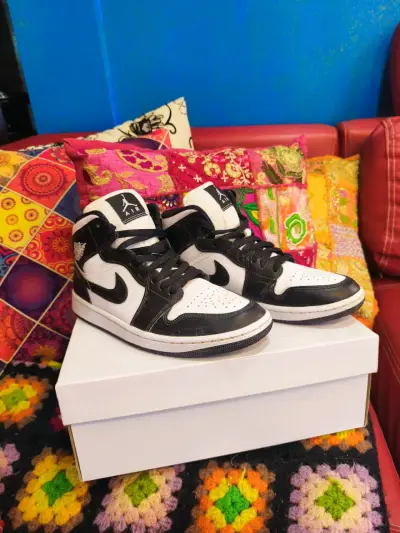 Zapatillas Nike Air Jordan blancas y negras - miniatura 5