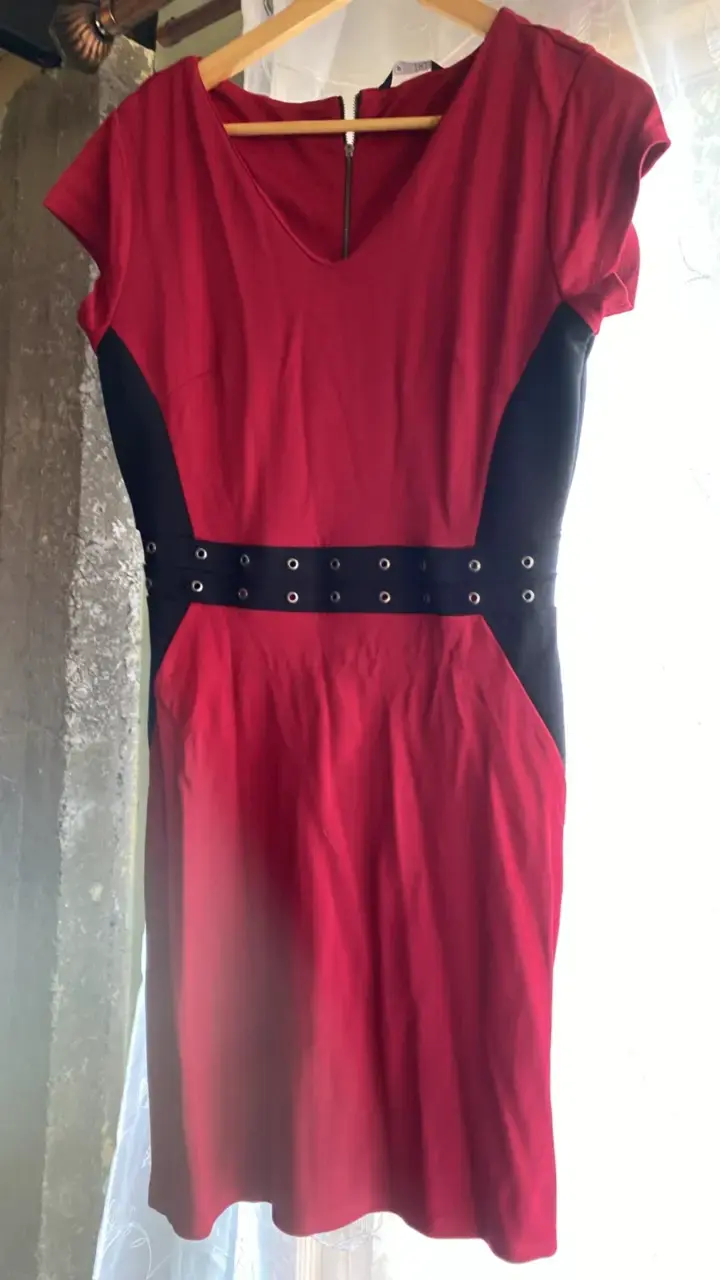 Vestido rojo y negro con cinturón decorativo - 1