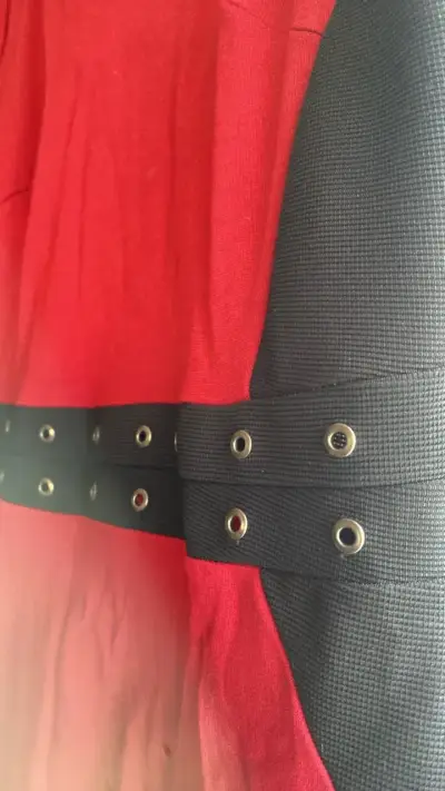 Vestido rojo y negro con cinturón decorativo - miniatura 2