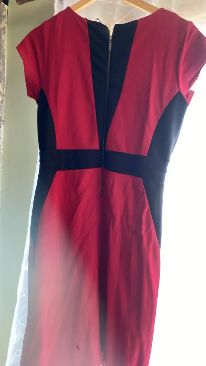 Vestido rojo y negro con cinturón decorativo - 3