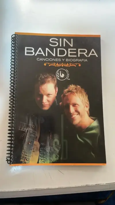 Libro Sin Bandera Canciones y Biografía - miniatura 1