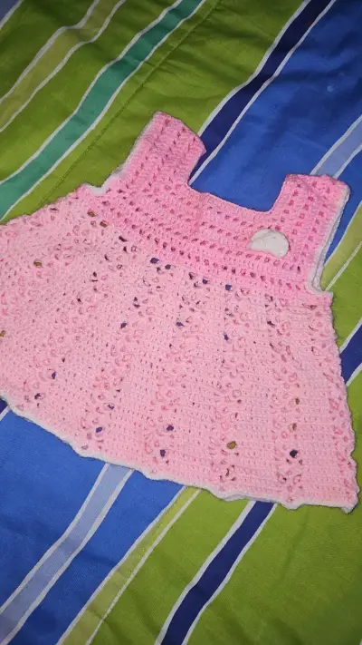 Vestido tejido a crochet para bebé rosa - miniatura 1