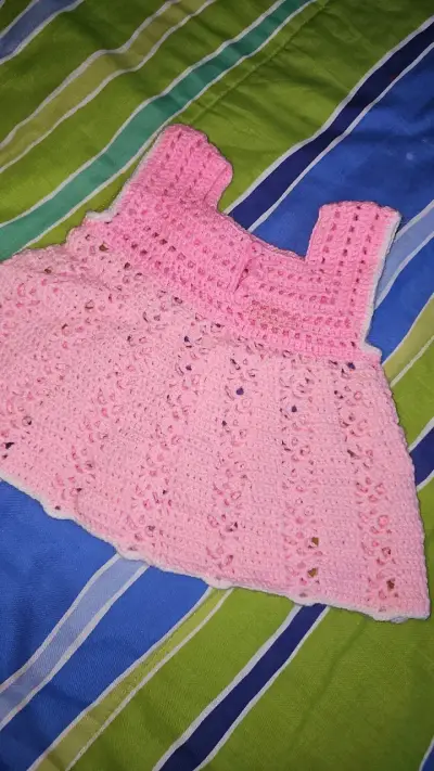 Vestido tejido a crochet para bebé rosa - miniatura 2