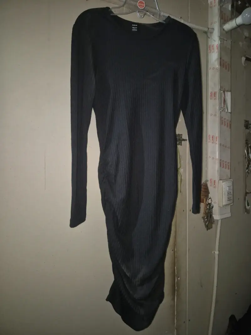 Vestido negro ajustado de manga larga