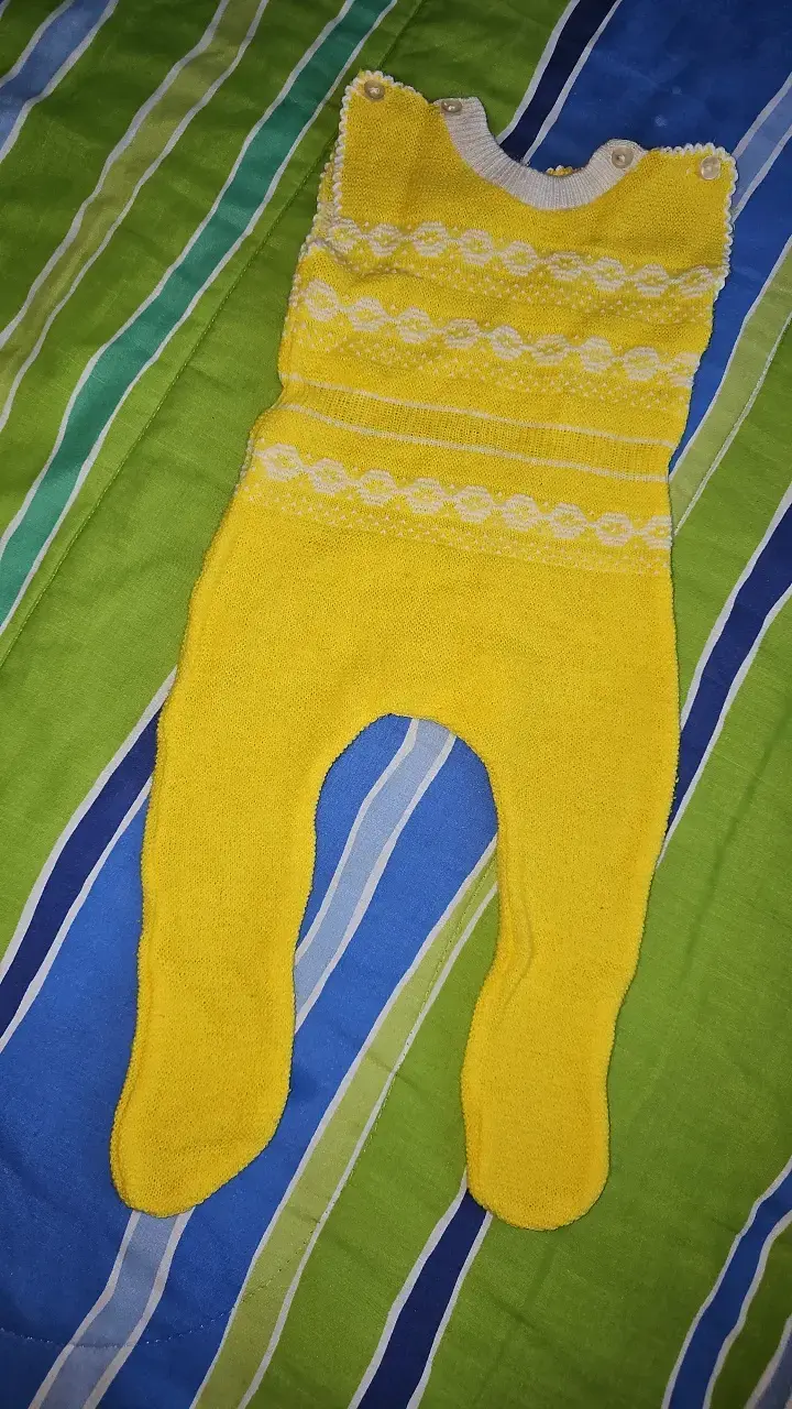 Enterito de bebé amarillo tejido