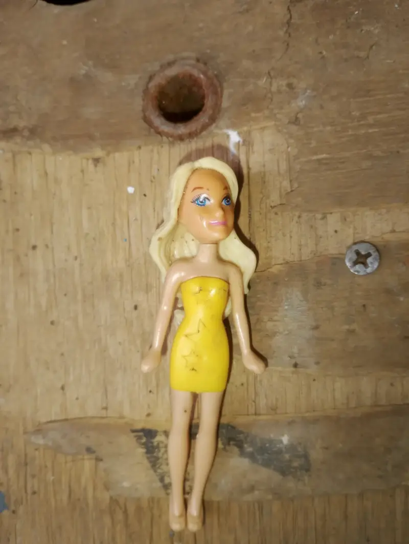 Muñeca pequeña con vestido amarillo