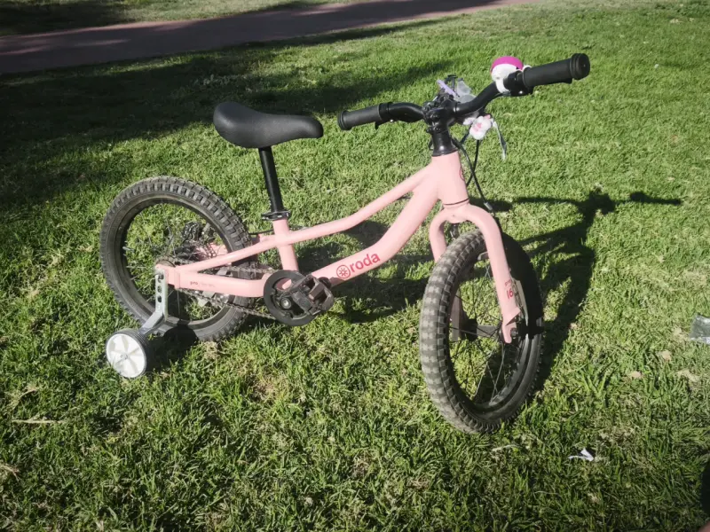 Bicicleta infantil rosa con ruedas de apoyo - 1