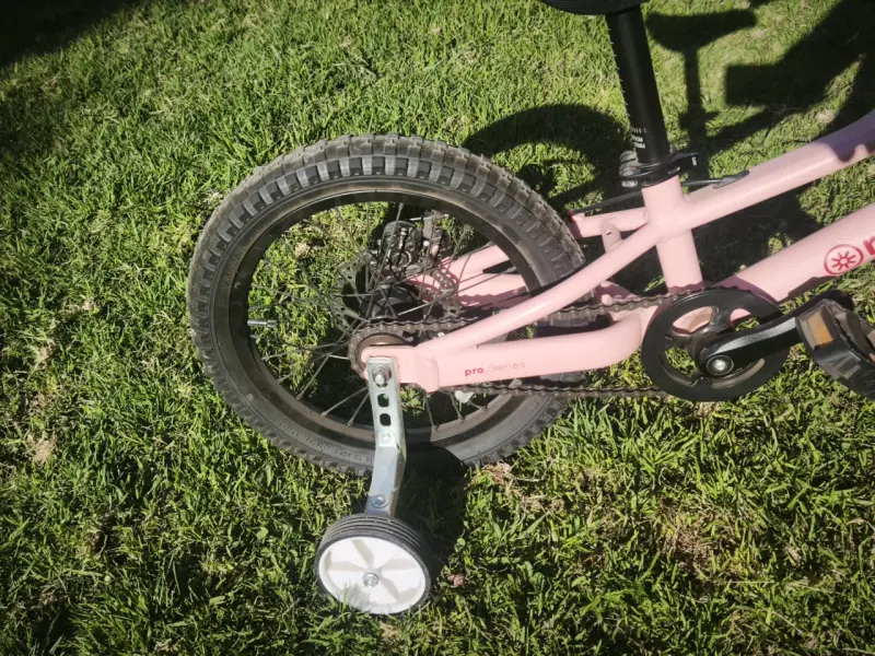 Bicicleta infantil rosa con ruedas de apoyo - 2
